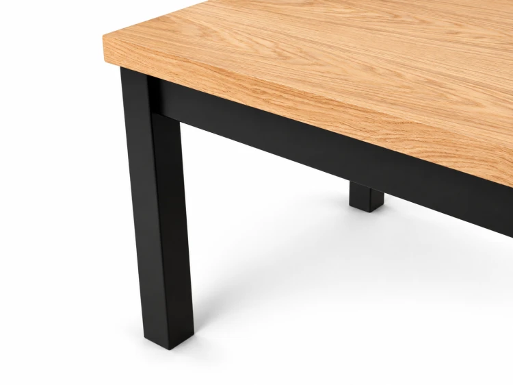 Zbliżenie na nogę, ramę i blat stołu